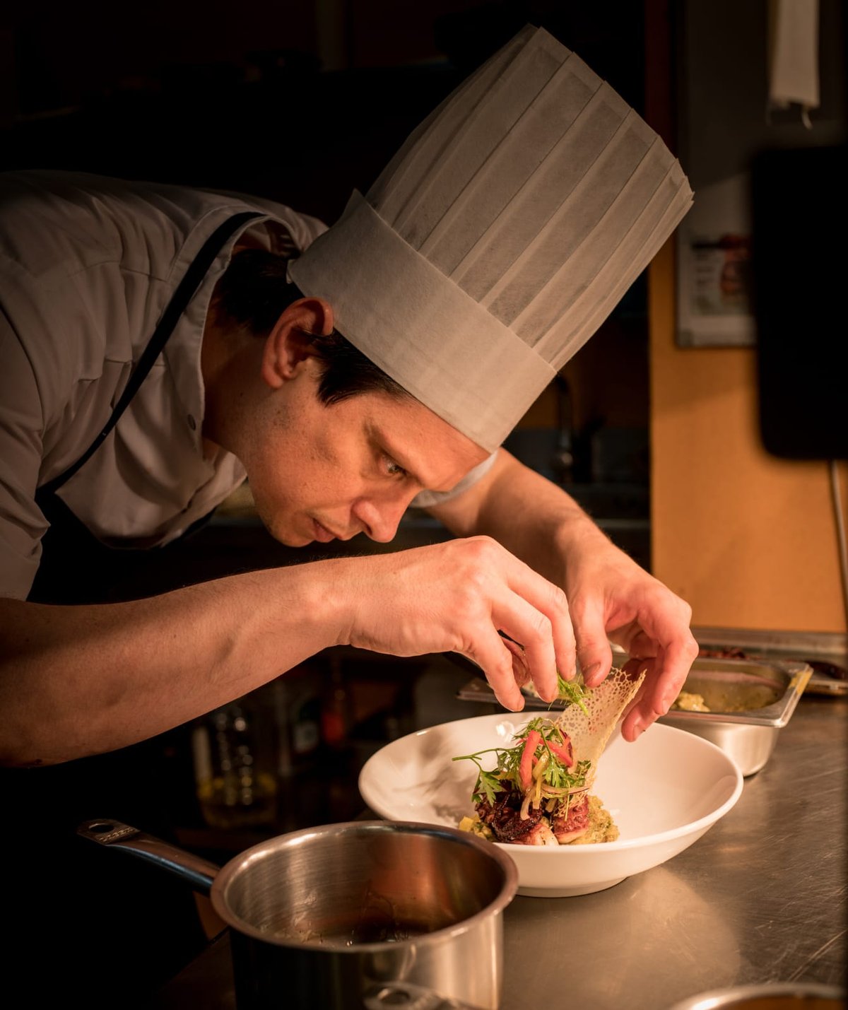 Chef Federico Ribotta emplatando en La Cravia, Hotel Arakur, Ushuaia · Chefs Argentinos al Mundo